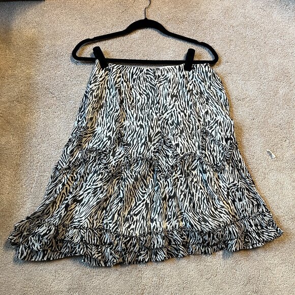 Dana Buchman 100% silk Skirt (SIze 8P) (Great‎ condition) - Picture 2 of 13